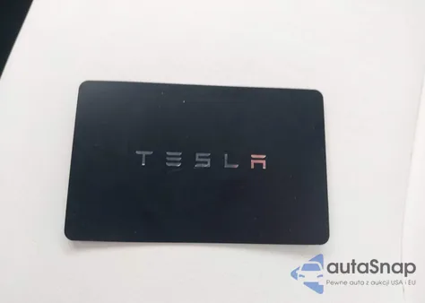 2025 Tesla Model Y Long Range Dual Motor All-Wheel Drive z USA, uszkodzony, nr VIN 7SAYGDEE8SF301889